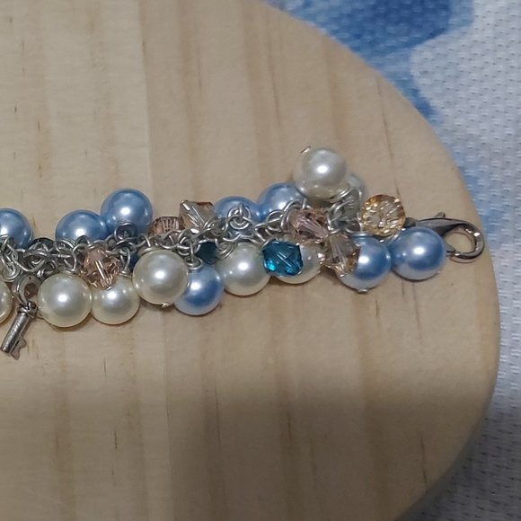 Beautiful Pearl Beads Crystal Gems Cluster Bracelet Very Pretty Light Blue Cream - Picture 8 of 12